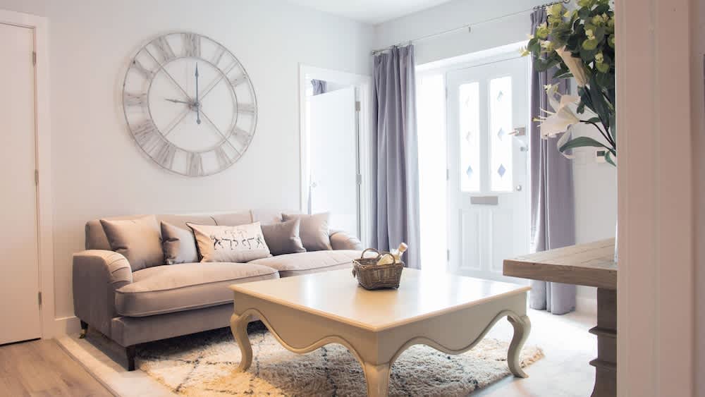 Speare's Den - 2BR Apartment, Heart of Town, Parking, Sleeps 4 1