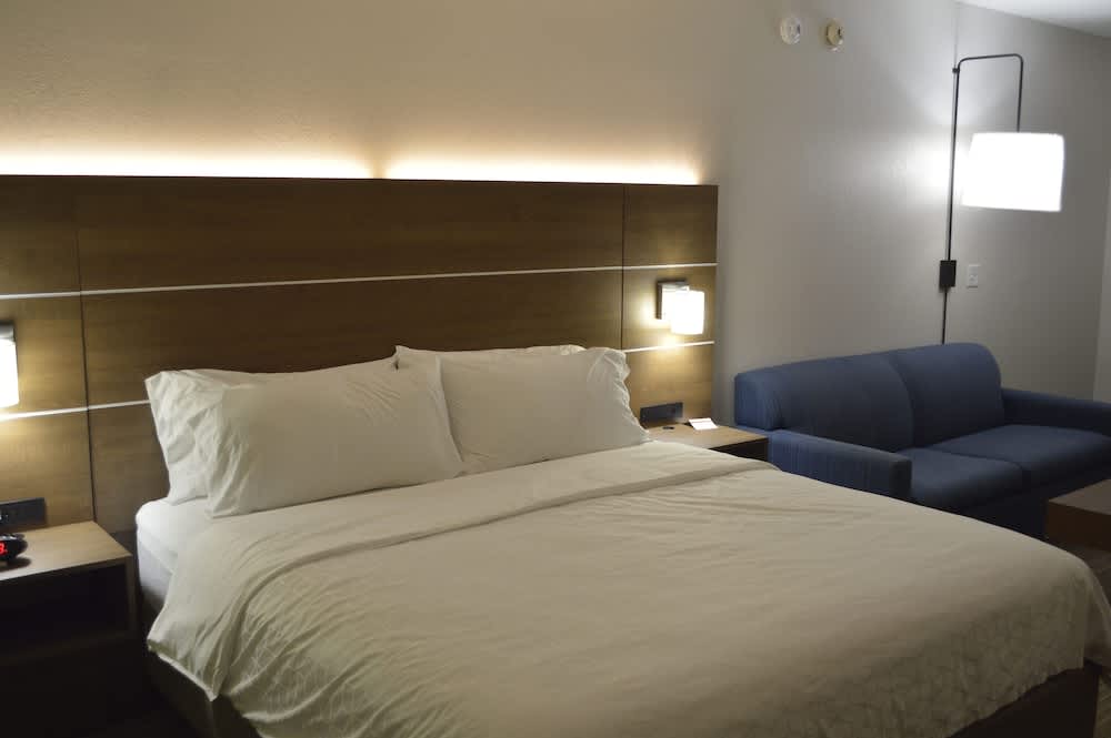 Holiday Inn Express & Suites FRANKLIN by IHG 1