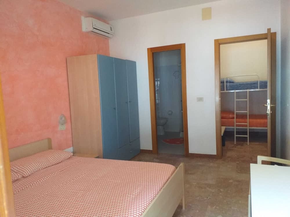 Room-spacious Triple Room a Stones Throw 2