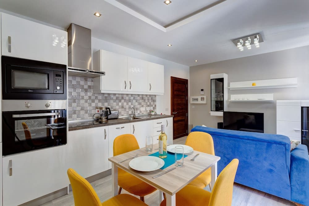 Idyllic Apartment just off the Promenade 1
