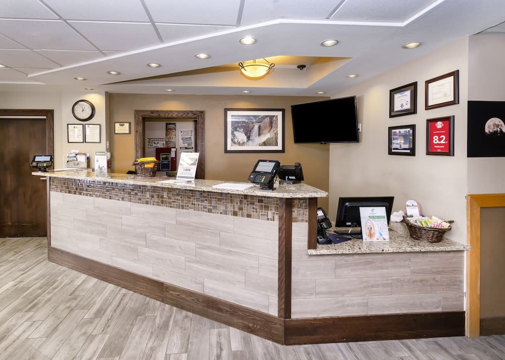 Gray Wolf Inn & Suites 2