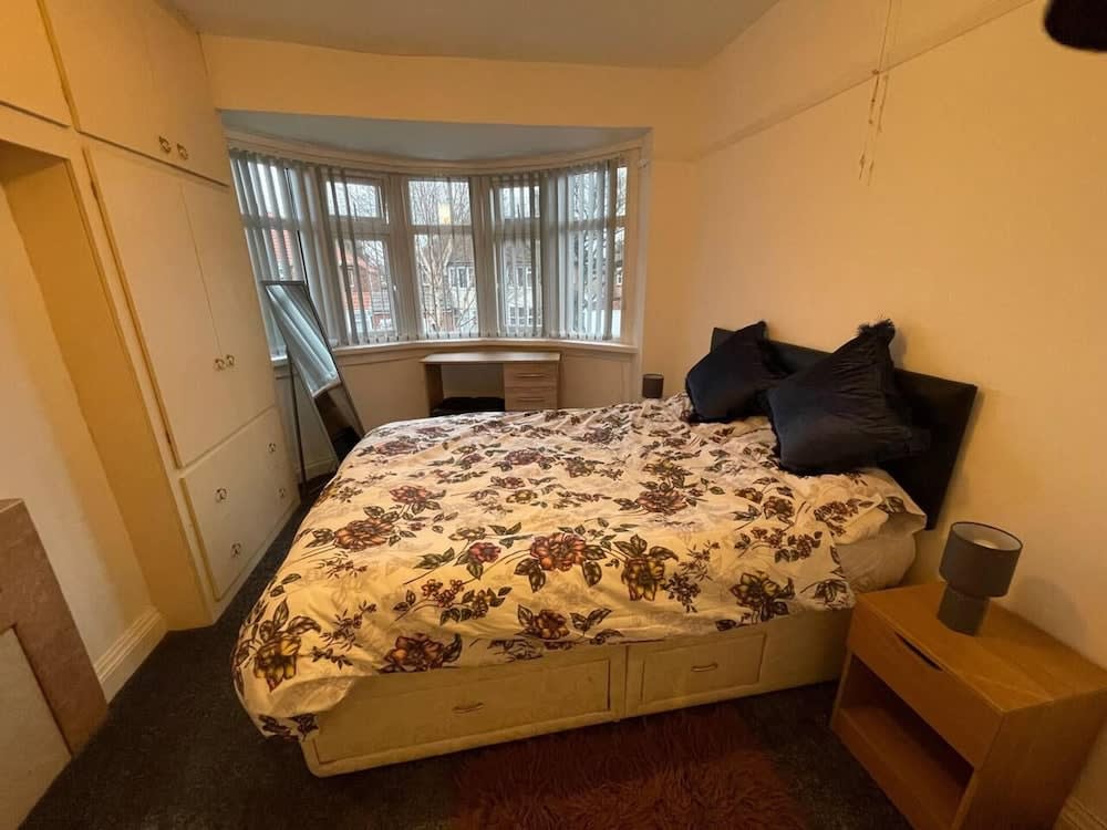 3-Bed House - Sleeps 5 with Free Parking 2