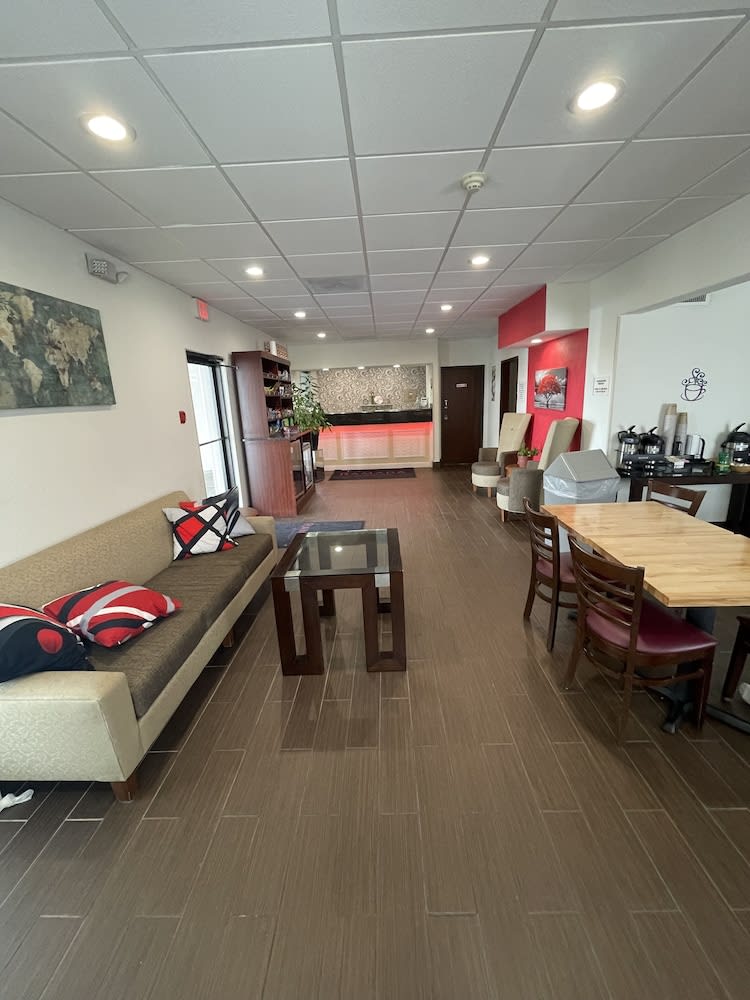 Ramada by Wyndham Effingham 2