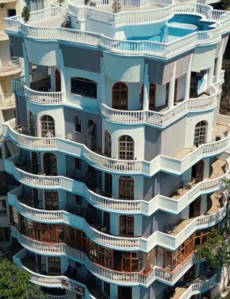 Monte Cristo Hotel with Rooftop Pool 1