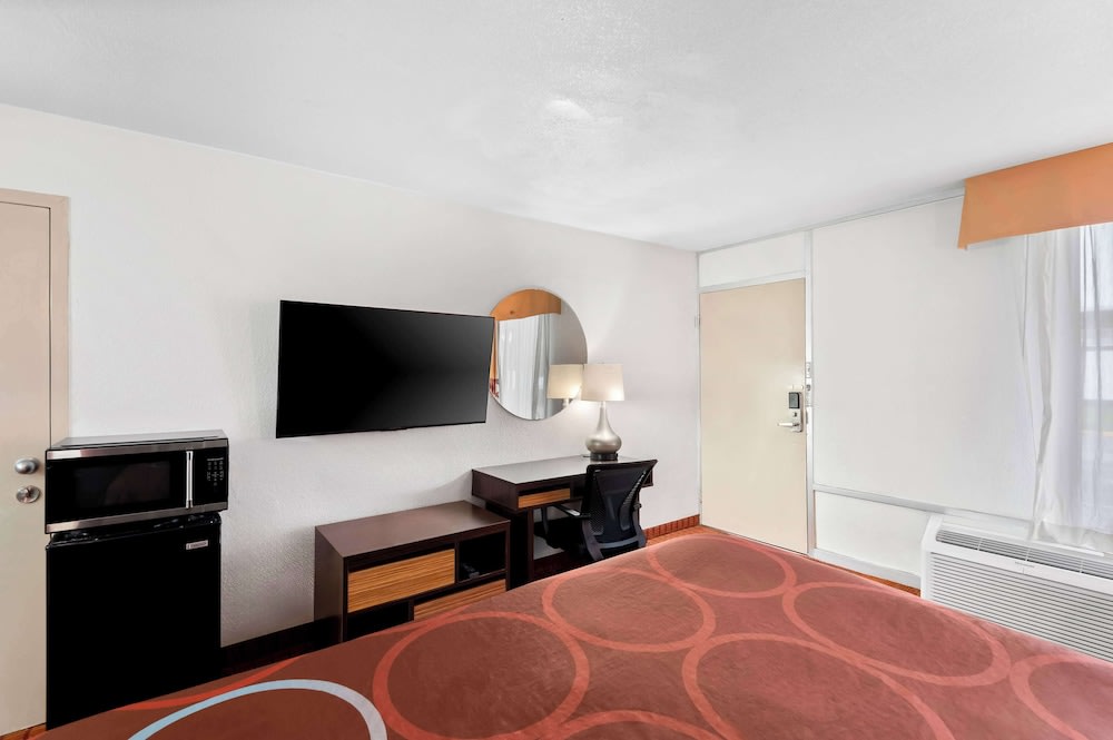 Super 8 by Wyndham Baton Rouge/I-10 4