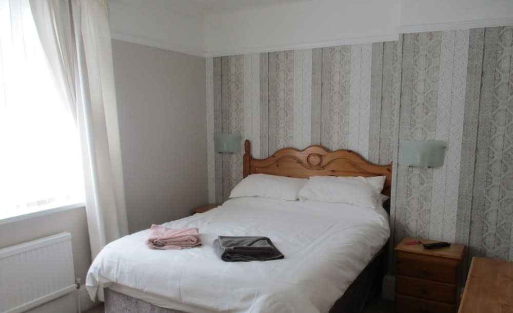 Sefton Lodge SEAFRONT ,PANORAMIC SEA VIEW ENSUITE BALCONY ROOMS AVAILABLE, GUEST GARDEN 2
