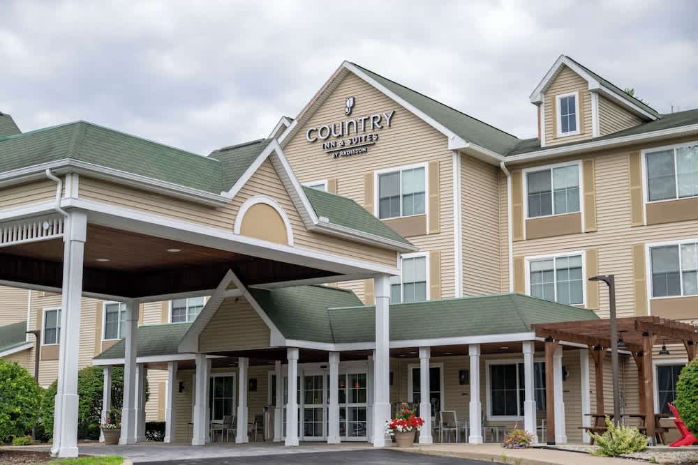 Country Inn & Suites by Radisson, Queensbury - Lake George , NY 1
