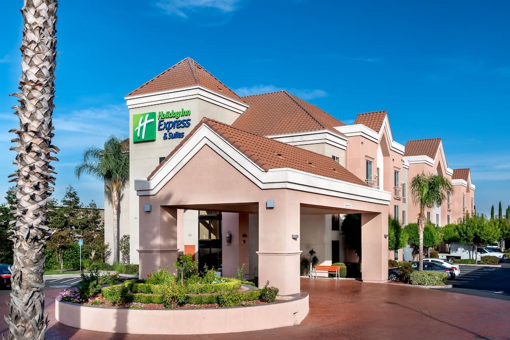 Holiday Inn Express & Suites LATHROP by IHG 1