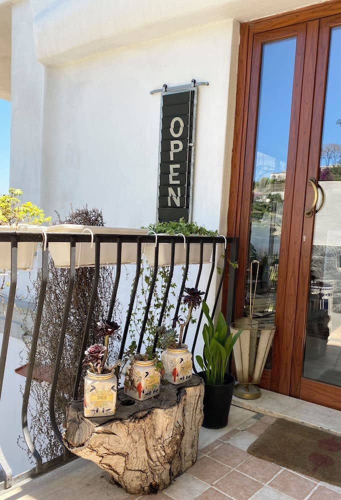 Black Market Hotel 4