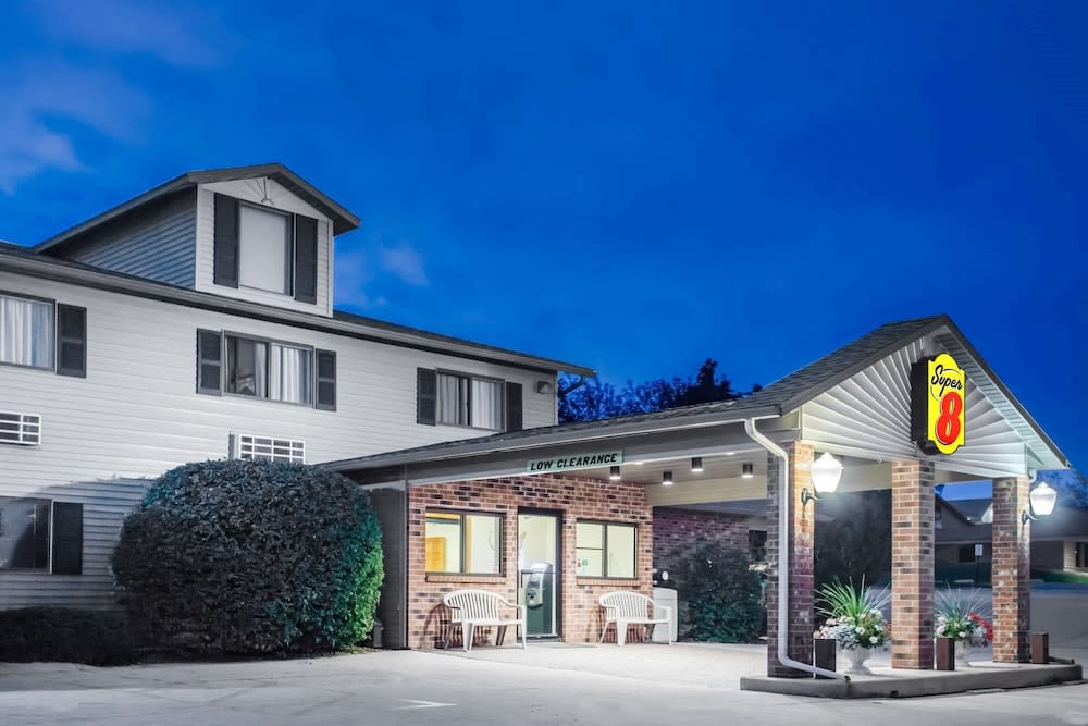 Super 8 by Wyndham Monroe WI 1