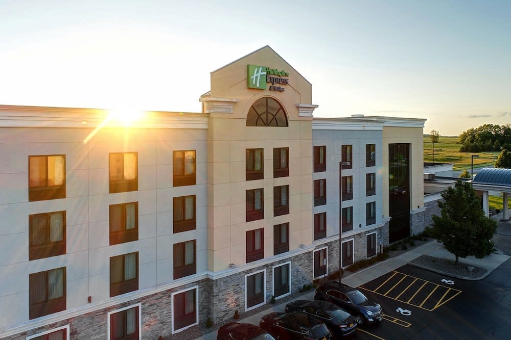 Holiday Inn Express & Suites BATAVIA - DARIEN LAKE by IHG 1