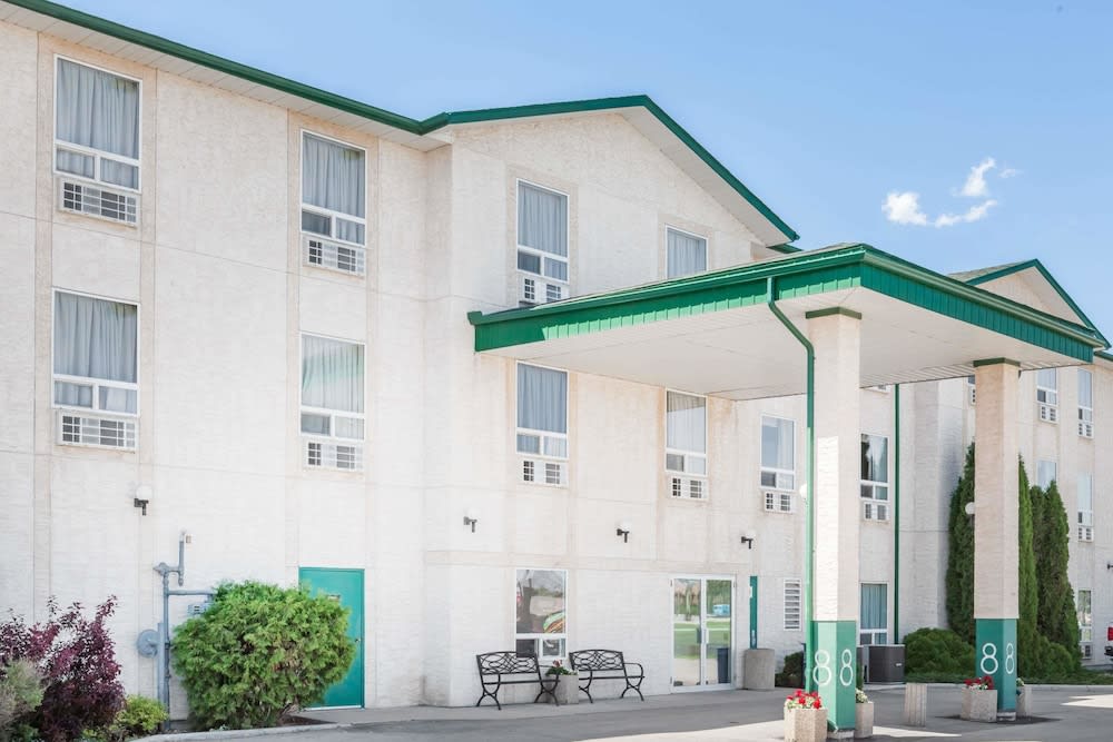 Super 8 by Wyndham Dauphin 1