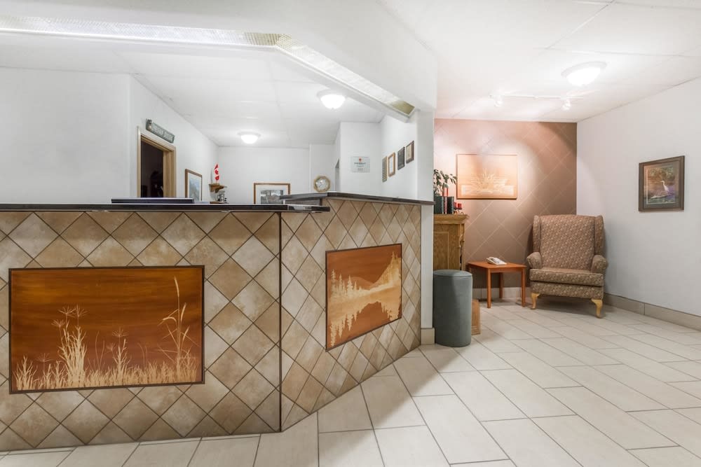 Super 8 by Wyndham Dauphin 2