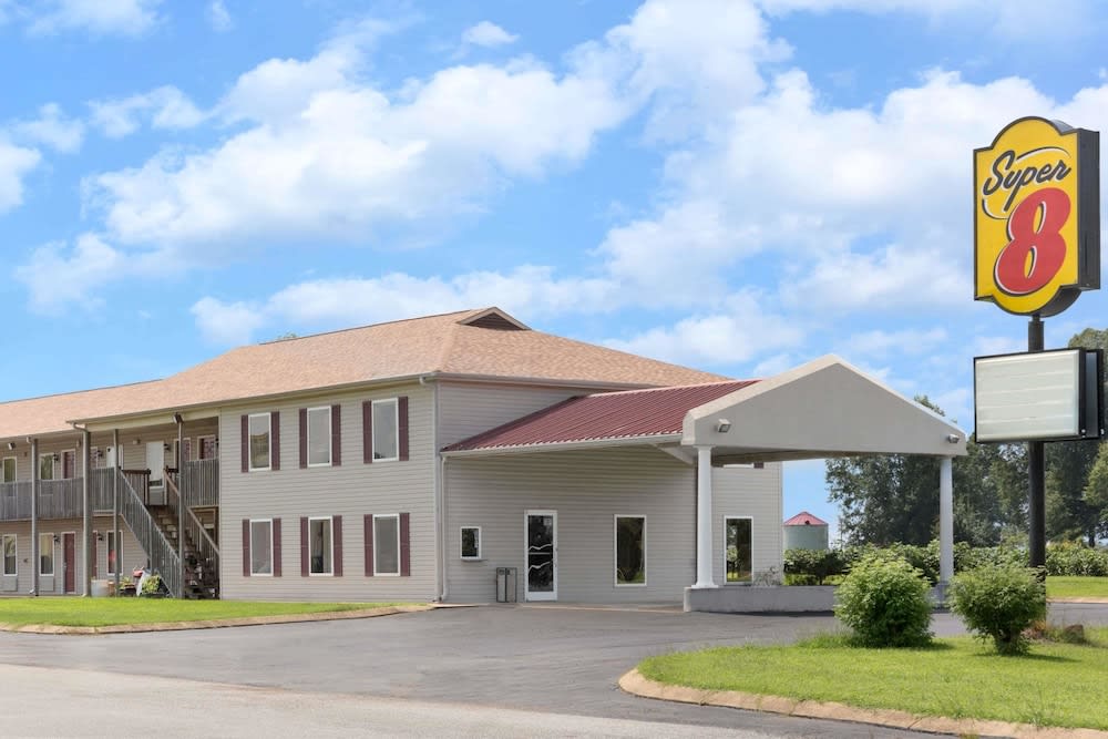 Super 8 by Wyndham Whiteville 1