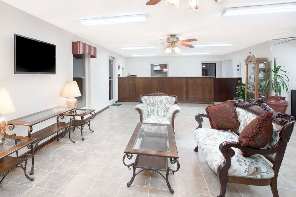 Super 8 by Wyndham Whiteville 2