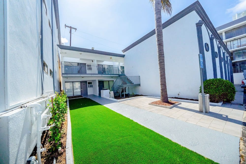 MC Pacific Inn & Suites 1