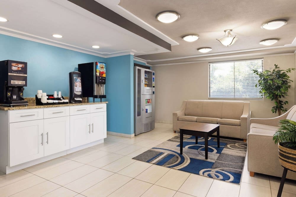 Day's Inn & Suites by Wyndham Indianapolis Airport East 2