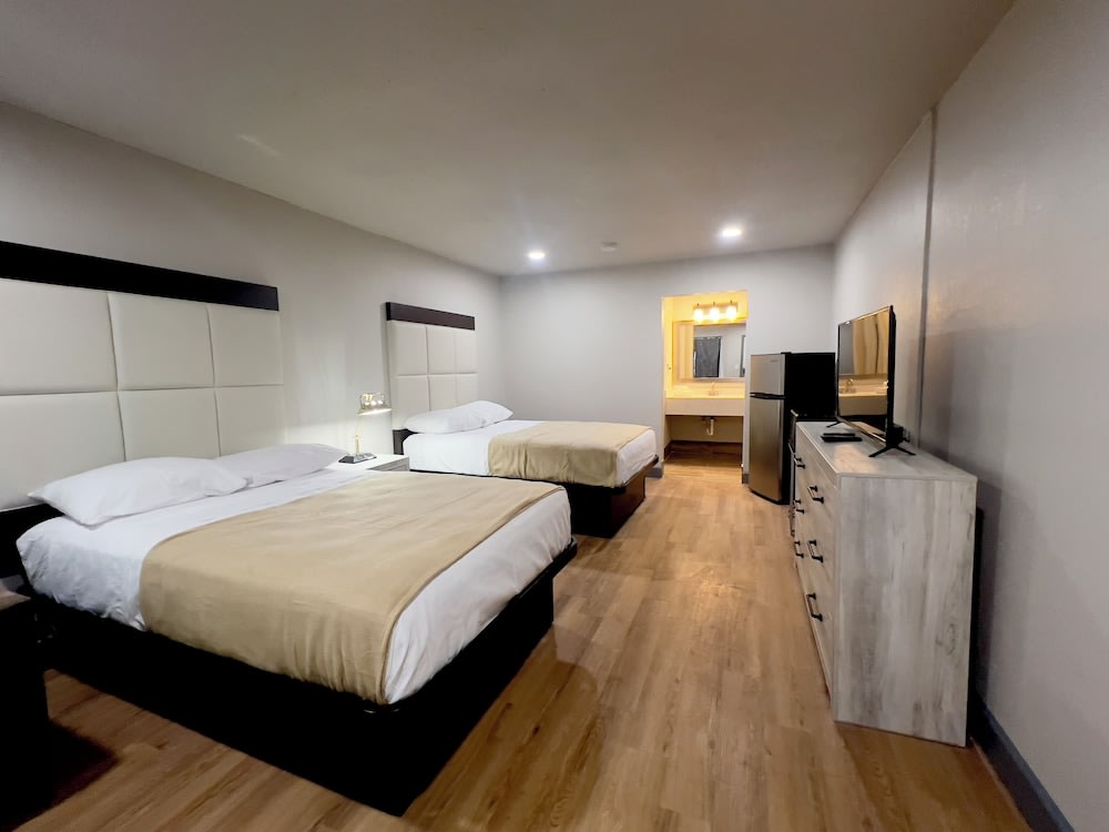 ECONOMY INN AND SUITES 5