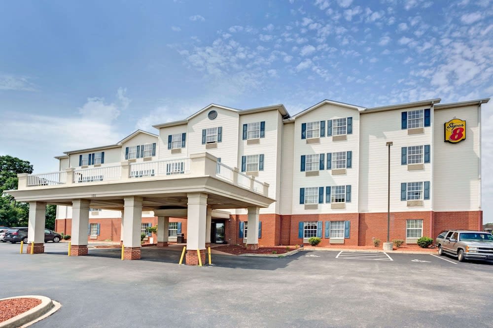 Super 8 by Wyndham Louisville/Expo Center 1