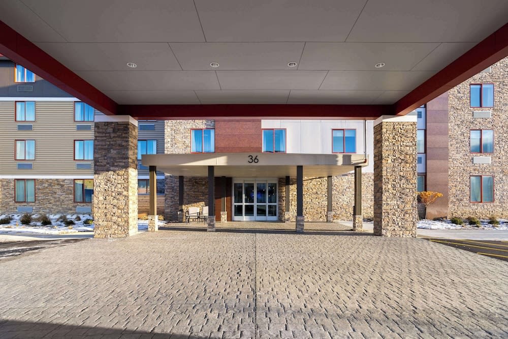 La Quinta Inn & Suites by Wyndham Williston Burlington 1