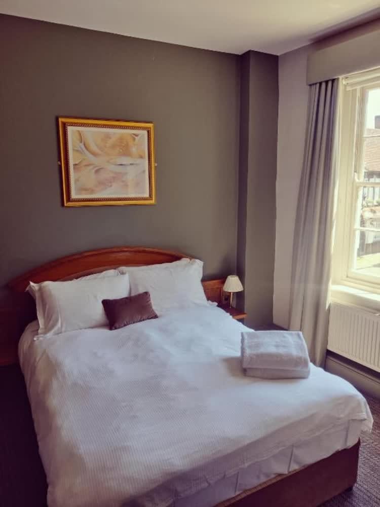 OYO The Greyhound Inn 2