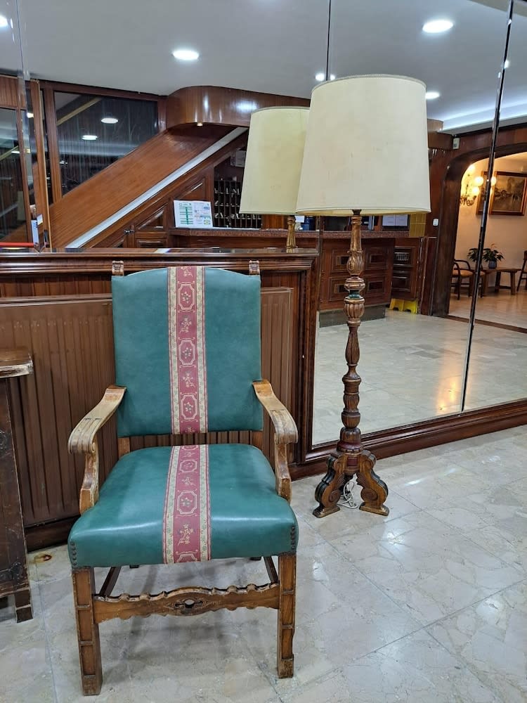 Vintage Hotel Mercedes 4