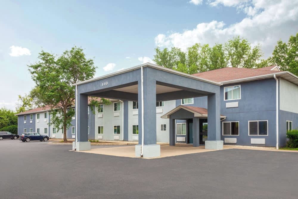 Super 8 by Wyndham McHenry Fox Lake Area 1