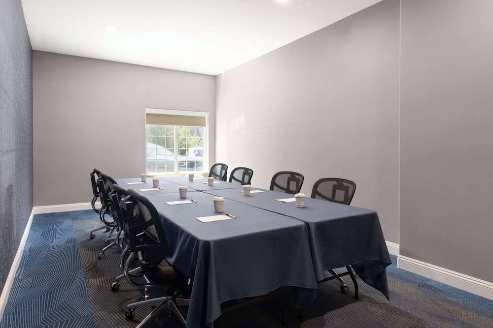 Fairfield Inn & Suites by Marriott Bakersfield North/Airport 1