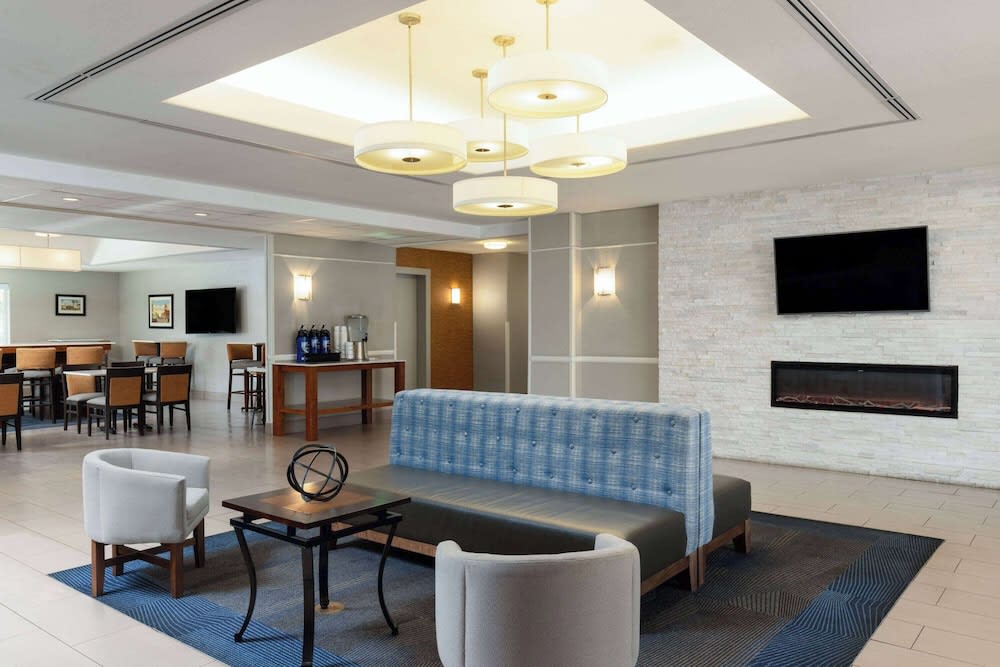 Fairfield Inn & Suites by Marriott Bakersfield North/Airport 2