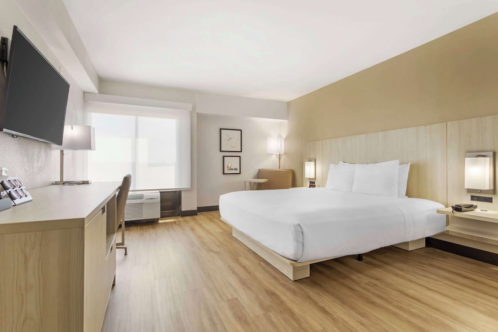 Best Western Plus Sugar Land-Stafford 5