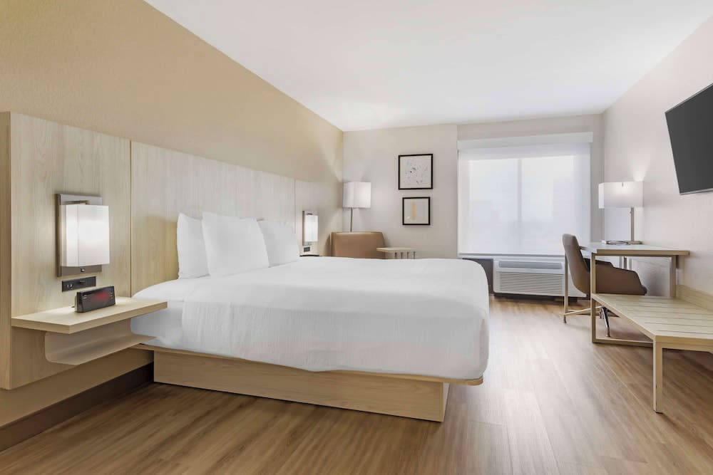 Best Western Plus Sugar Land-Stafford 4