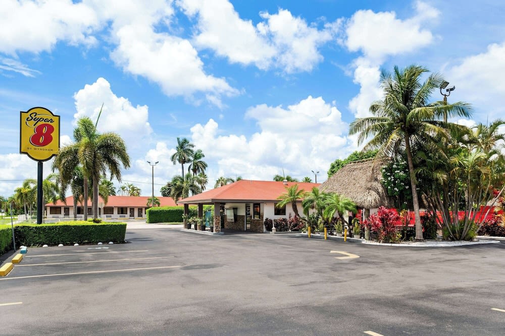Super 8 by Wyndham Florida City/Homestead/Everglades 1