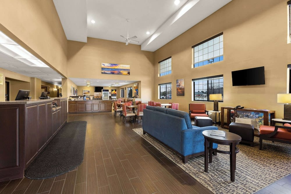 Comfort Inn Ludington near US-10 4