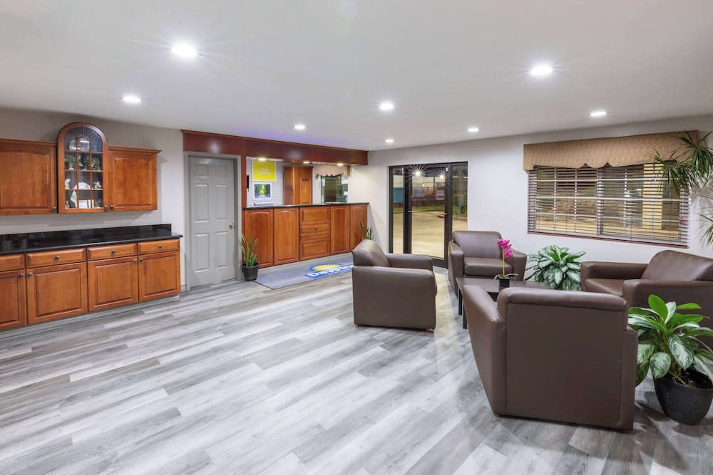 Days Inn by Wyndham Baytown TX 2