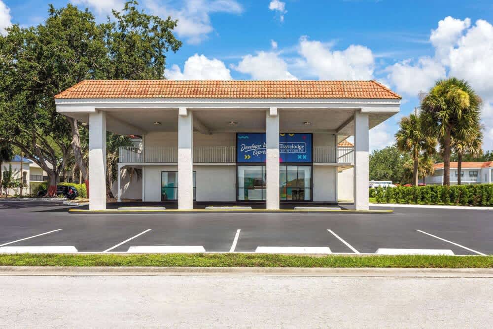 Travelodge by Wyndham Orlando Lake Buena Vista South 1