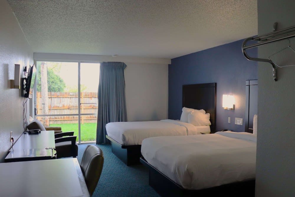 Travelodge by Wyndham Milwaukee 1