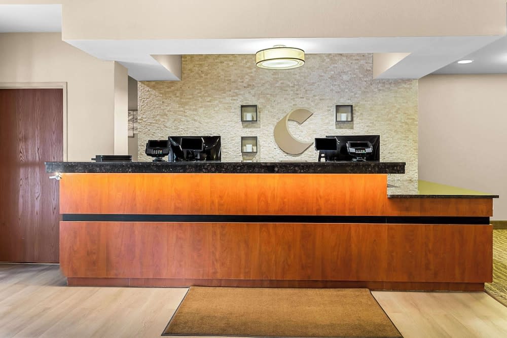 Comfort Suites Grayslake near Libertyville North 2