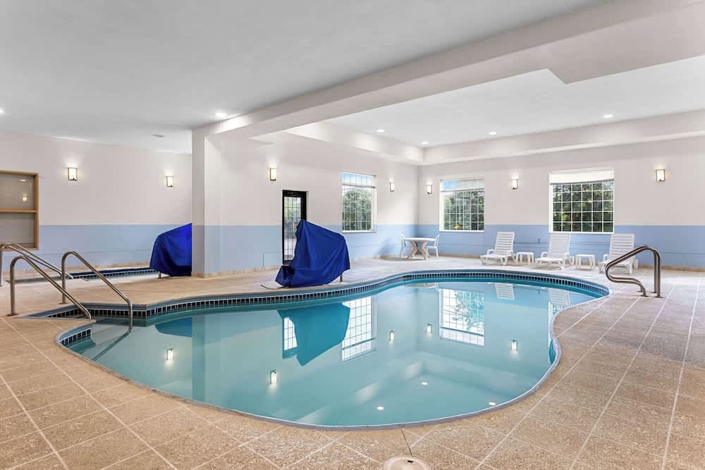 Comfort Suites Grayslake near Libertyville North 1