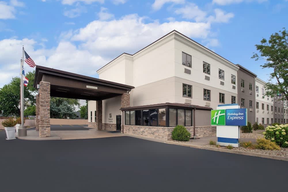 Holiday Inn Express CLEVELAND AIRPORT - BROOK PARK by IHG 1