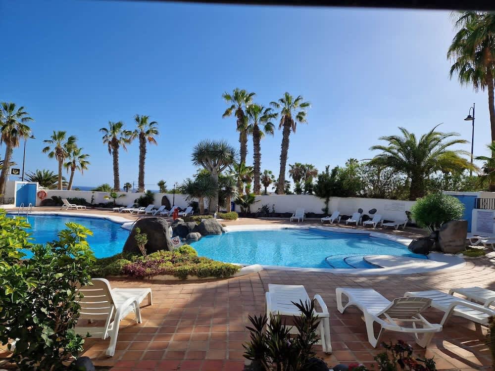 2-Bed Apt Sleeps 4 Steps out on to the Pool 1