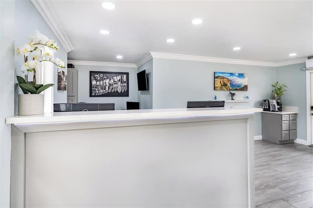 Aura Inn Monterey 2