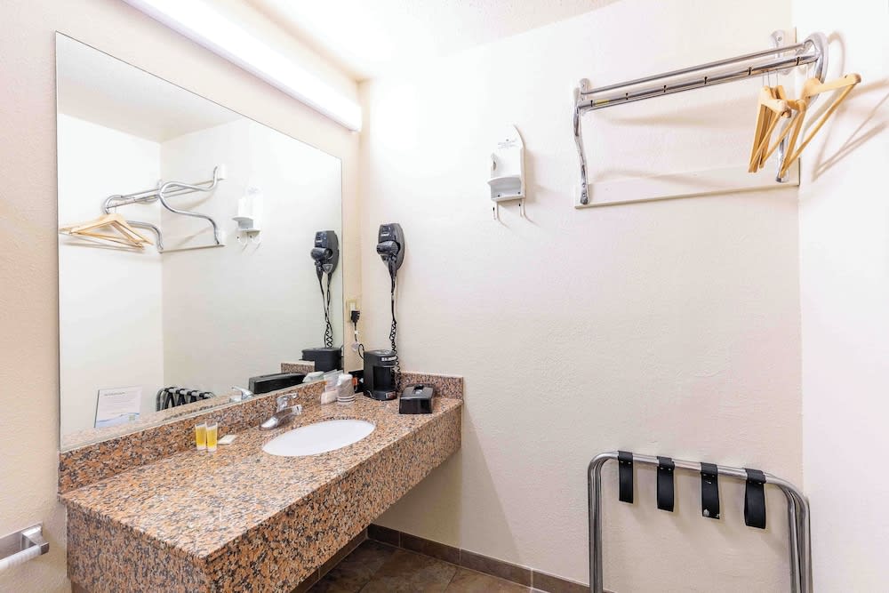 Days Inn by Wyndham Oklahoma City/Moore 2