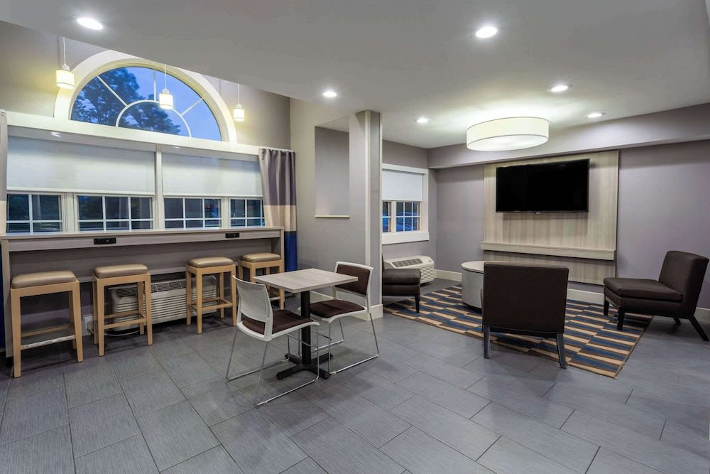 Microtel Inn & Suites by Wyndham Bethel/Danbury 2