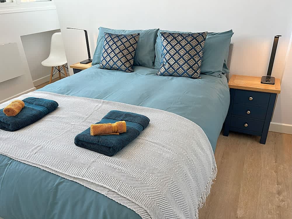 City Centre - Sleeps 4 & Free Parking 1
