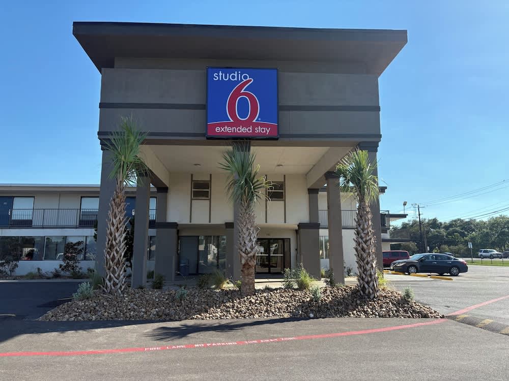 Studio 6 Alvin, TX 1