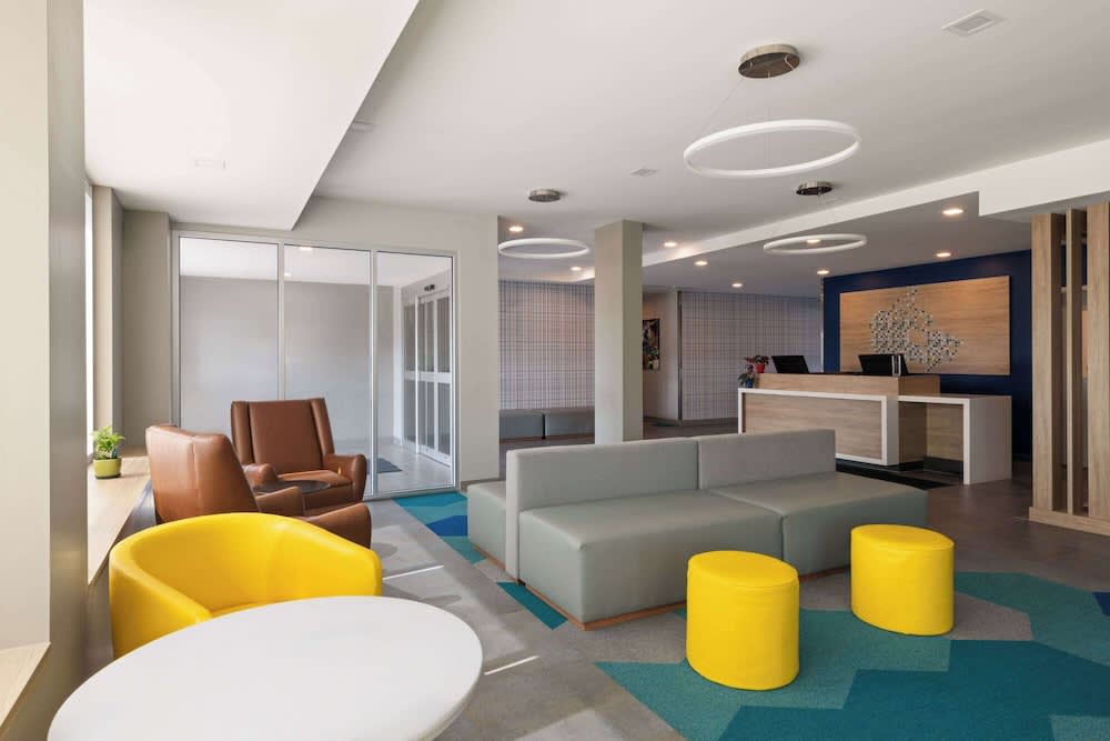 Microtel Inn & Suites by Wyndham Lachute 2