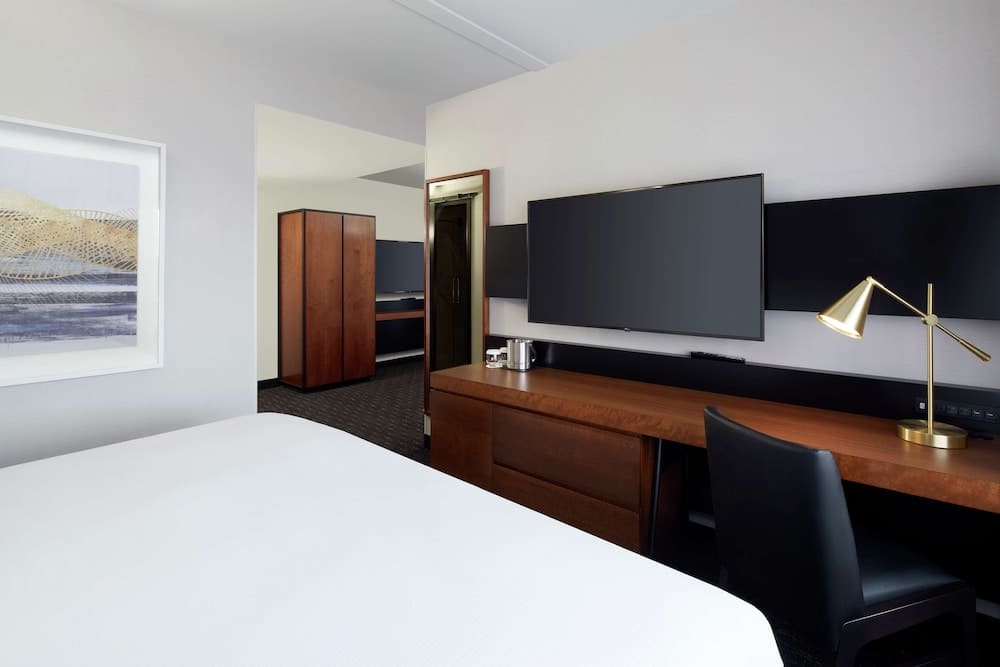Doubletree By Hilton Montreal Airport 5