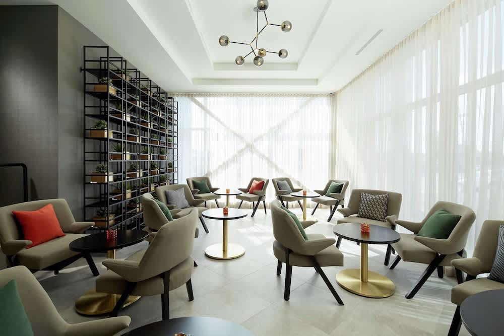 Doubletree By Hilton Montreal Airport 2