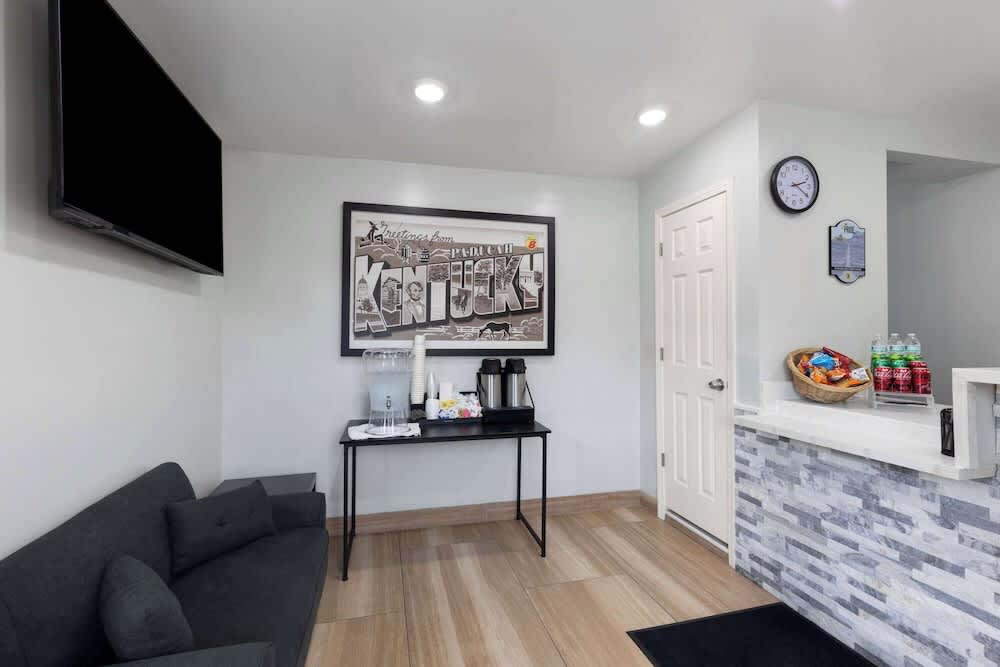 Super 8 by Wyndham Paducah I-24 Exit 4 4