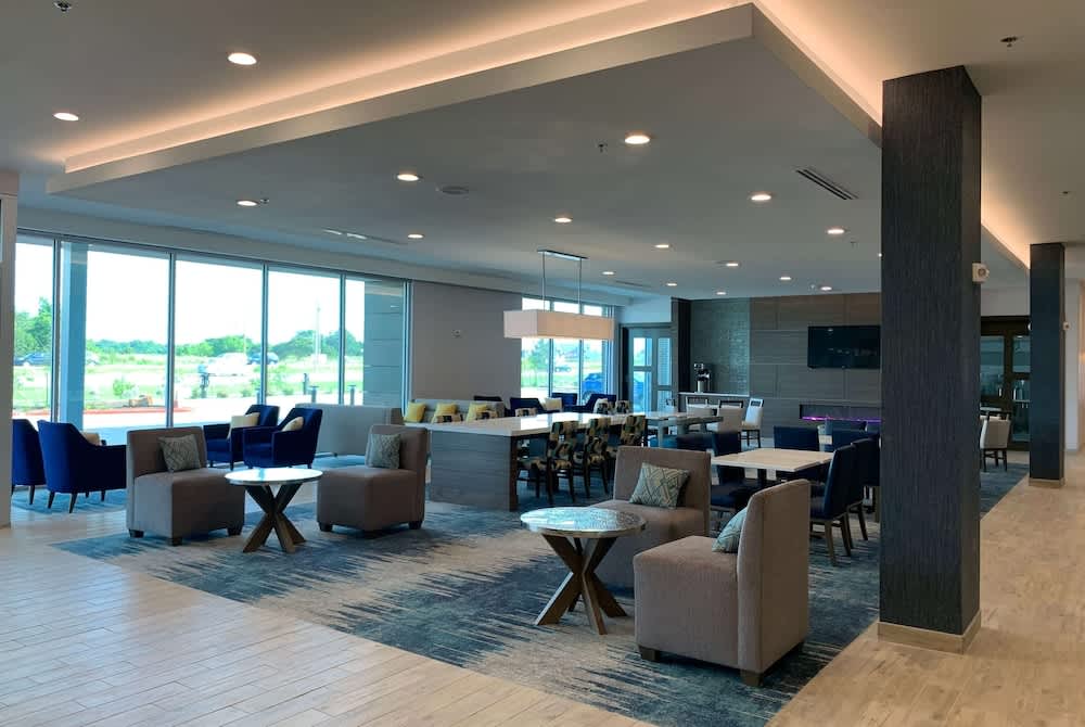 La Quinta Inn & Suites by Wyndham Round Rock near Kalahari 2